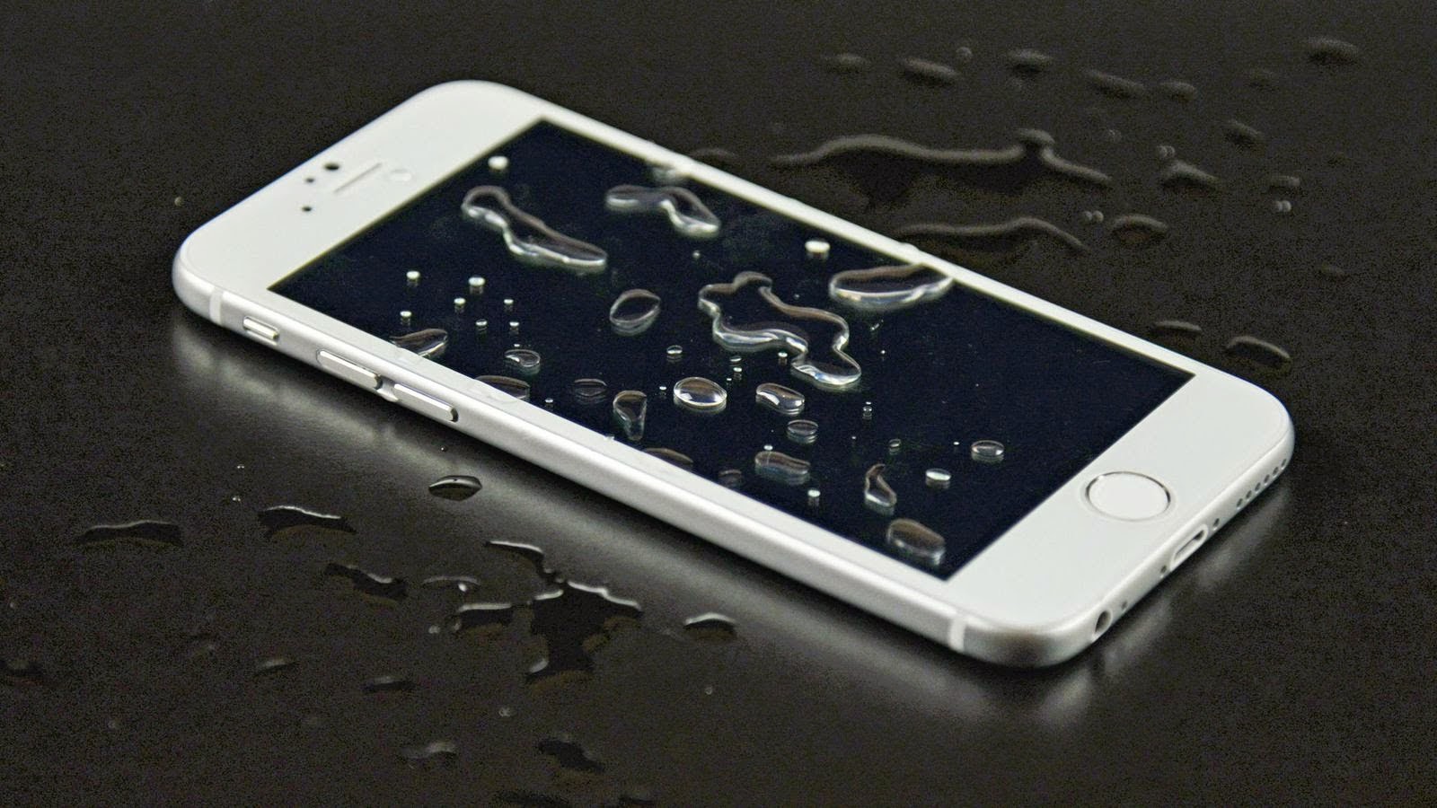 Jak naprawić uszkodzony telefon komórkowy zalany wodą? Praktyczny poradnik